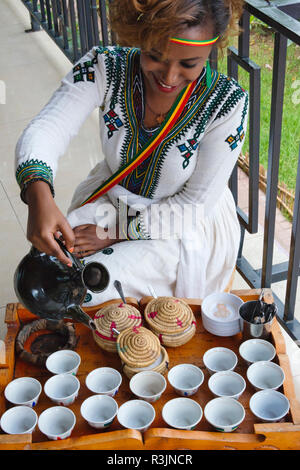 Amhara persone che serve caffè, Gondar, Etiopia Foto Stock