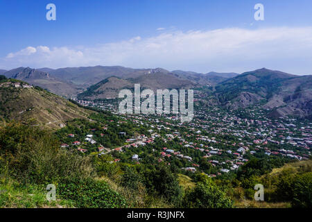 Goris Cityscape vista da una montagna con cielo blu in estate Foto Stock