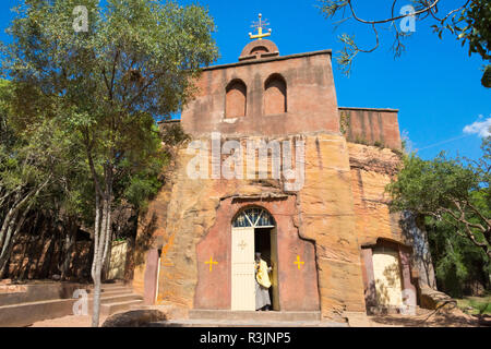 Pellegrino in Mikael Imba chiesa, una delle chiese rupestri del Tigray, Etiopia Foto Stock