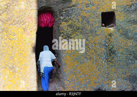 Pellegrini a Biete Ghiorgis (casa di San Giorgio), uno della roccia scavate chiese di Lalibela (Patrimonio Mondiale dell'UNESCO), Etiopia Foto Stock