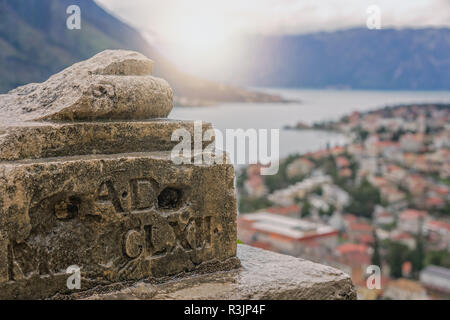Dettaglio di una vecchia colonna danneggiato nel cortile di fronte alla Madonna della cappella di salvezza al di sopra della Baia di Kotor, Montenegro Foto Stock