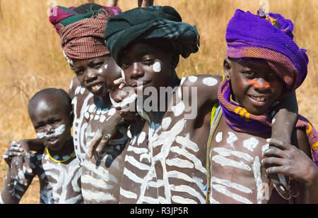 Tribù dei Mursi, ragazzi con corpo dipinto, villaggio dei Mursi, Sud Omo, Etiopia Foto Stock