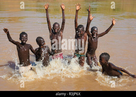 Kara tribù, ragazzi nella parte inferiore del fiume Omo, Turmi, Sud Omo, Etiopia Foto Stock