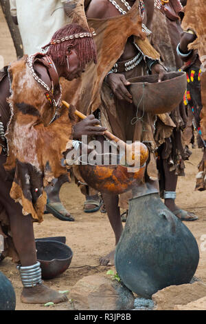 Hamar tribù, popolo di bere vino a bovini Jumping (un evento cerimoniale di celebrare un Hamar uomo arriva di età) in Hamar Village, Sud Omo, Etiopia Foto Stock