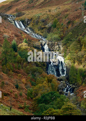 Rhiwargor Falls (Pistyll Rhyd-y-meinciau). Le cascate sono una serie di cascate sul fiume Eiddew che corre nel lago Vynwy Galles centrale. Foto Stock