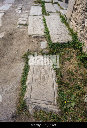 Goris Khndzoresk Ponte Sospeso Chiesa tombe con sculture di persone Foto Stock