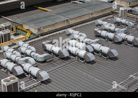 La ventilazione installato su un edificio commerciale sul tetto. Foto Stock