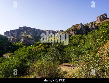 Goris Khndzoresk Ponte Sospeso delle rovine di montagna e insediamenti rupestri View Foto Stock