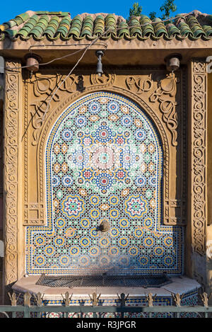 Fontana ornato di piastrelle a mosaico, Marrakech (Marrakech), Marocco Foto Stock