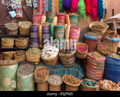 Le spezie e le erbe in vendita nel mercato di Marrakech, Marrakech, Marocco Foto Stock