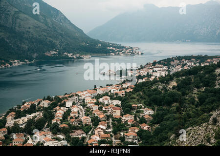 Vista aerea di Kotor - una città sulla costa adriatica del Montenegro. Una delle più belle città costiere del Montenegro. Nei pressi di un bellissimo paesaggio di montagna. Foto Stock