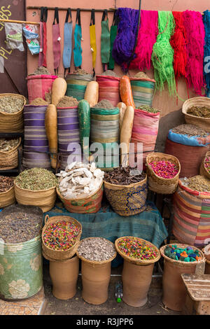 Le spezie e le erbe in vendita nel mercato di Marrakech, Marrakech, Marocco Foto Stock