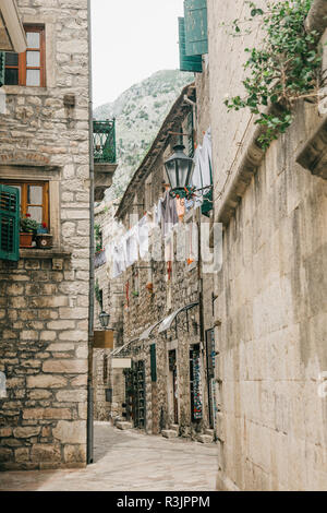Bellissima vista del tradizionale stretta strada vecchia in Montenegro. Foto Stock
