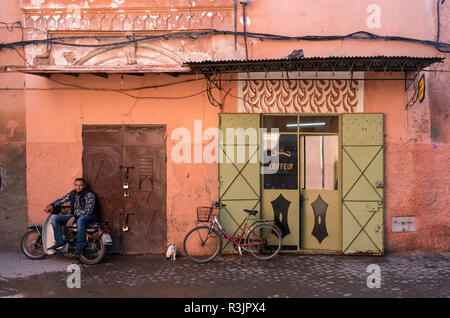 Scena di strada da Marrakech Medina, Marrakech, Marocco Foto Stock