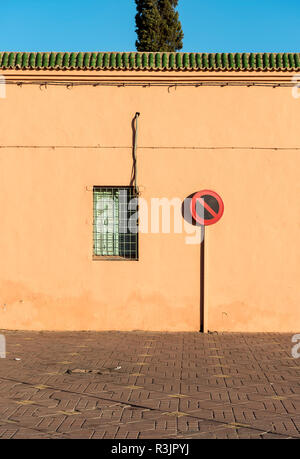 Nessun segno di parcheggio nella parte anteriore del rosso-arancione parete in Marrakech (Marrakech), Marocco Foto Stock