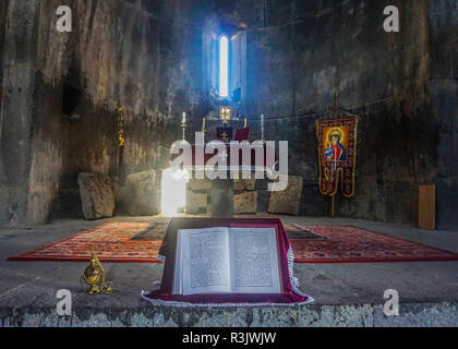Il monte Aragats Vahramashen Chiesa Libro di preghiera con incenso in altare Foto Stock