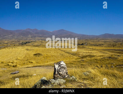 Sisian Zorats Karer Stonehenge uomo testa scolpita nella roccia Foto Stock