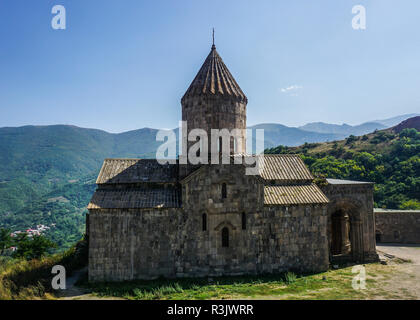 Tatev monastero chiesa vista laterale in estate con il blu del cielo Foto Stock