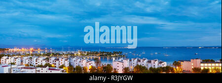 Vista panoramica del Porto di Alcudia a sunrise, Mallorca, Spagna. Foto Stock