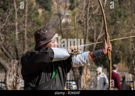 Il Bhutan, Thimphu, capitale del Bhutan. Tiro con l'arco locale competizione giocate in costumi tradizionali. Sport più popolare in Bhutan e lo sport nazionale. Foto Stock