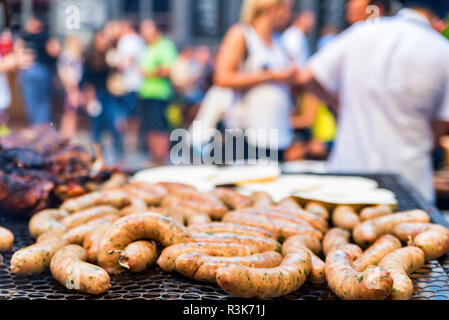 Close up salsicce alla griglia a barbecue party Foto Stock