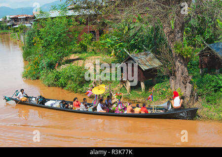 Barche sul Lago Inle durante il festival, Stato Shan, Myanmar Foto Stock