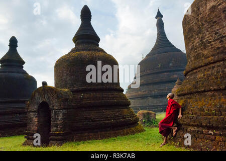 Monaco con Andaw-thein tempio, Mrauk-U, Stato di Rakhine, Myanmar Foto Stock