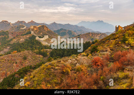 Jinshanling montagne a sunrise in autunno colori, dalla grande muraglia cinese, Jinshanling, Cina. Foto Stock