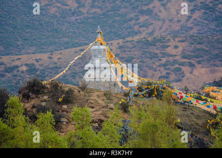 La Cina, nella provincia dello Yunnan, Northwestern Yunnan, Shangri-La, monastero Songzanlin. Bandiere di preghiera di drappeggio chortans vicino al monastero. Foto Stock