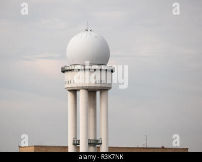 Prr 117 Torre Radar in pubblico City Park Tempelhofer Feld, ex aeroporto Tempelhof di Berlino, Germania Foto Stock
