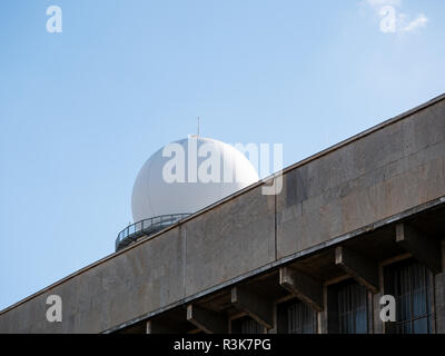 Prr 117 Torre Radar dietro un Terminal dell'ex aeroporto di Tempelhof di Berlino, Germania Foto Stock