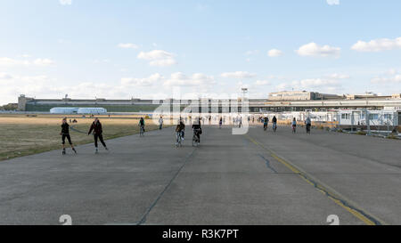 Berlino, Germania - 21 ottobre 2018: pista di fronte ex Terminal in pubblico City Park Tempelhofer Feld, ex aeroporto Tempelhof di Berlino, Germania Foto Stock