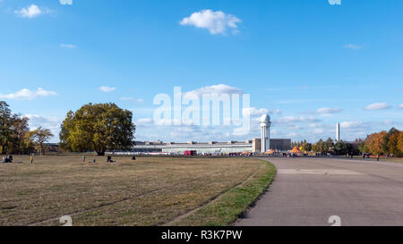 Berlino, Germania - 10 ottobre 2018: pubblico City Park Tempelhofer Feld, ex aeroporto Tempelhof di Berlino, Germania Foto Stock