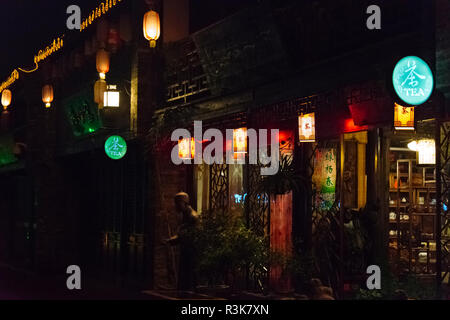 Vista notturna di case nel borgo antico di Dongguan, Yangzhou, provincia dello Jiangsu, Cina Foto Stock