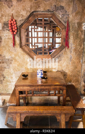 Interno di una ristrutturazione di un vecchio giorni casa del vino, Taierzhuang antica Città, Provincia dello Shandong, Cina Foto Stock