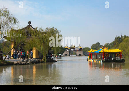 Il padiglione e la barca turistica su Slim West Lake, Lotus Bridge (chiamato anche Cinque Pagoda) ponte in distanza, Yangzhou Jiangsu, Cina Foto Stock