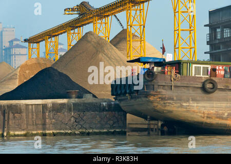 Chiatte a banchina di carico sul Grand Canal, Hangzhou, nella provincia di Zhejiang, Cina Foto Stock