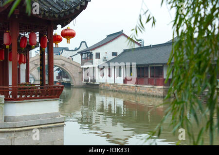 Padiglione e case tradizionali lungo il fiume, Zhaojialou città d'acqua, Shanghai, Cina Foto Stock