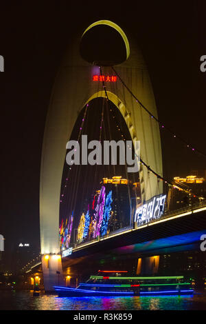 Vista notturna di Guangzhou Bridge sul fiume Pearl, Guangzhou, nella provincia di Guangdong, Cina Foto Stock