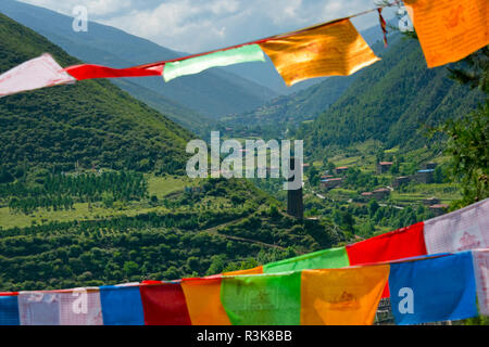 Tibetano Songgang case e guardare la torre con la preghiera le bandiere in montagna, Ngawa tibetano e Qiang prefettura autonoma, western Sichuan, Cina Foto Stock