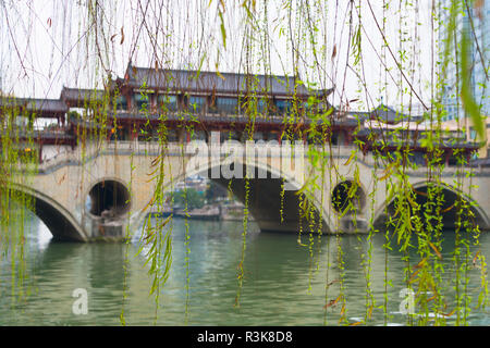 Anshun ponte che attraversa il fiume Jin, Chengdu nella provincia di Sichuan, in Cina Foto Stock