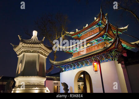 Vista notturna di Mingyuanlou e pagoda, parte del Museo Cinese di esame imperiale, Nanjing, provincia dello Jiangsu, Cina Foto Stock