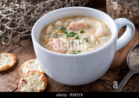 Una tazza di delizioso homeade zuppa di pesce Con Salmone, eglefino, capesante, vongole e gamberetti. Foto Stock