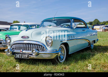 Un vecchio American Buick Special mantenuto acceso a partire dagli anni cinquanta e sul display a un paese in fiera Heddington Wiltshire, Inghilterra UK nel 2018 Foto Stock