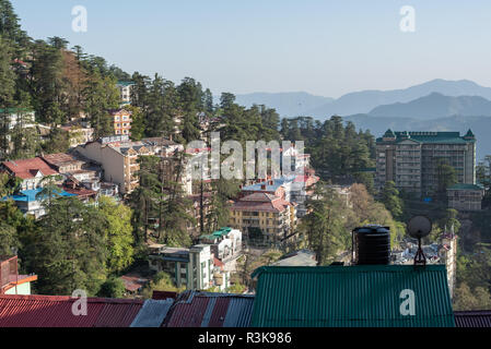 Vista di Shimla (Simla) da un alto punto di vantaggio con la High Court di Shimla, Himachal Pradesh, India Foto Stock