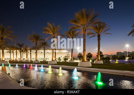 I UAE Abu Dhabi. Yas Island, Yas Marina circuito di Formula Uno tribuna di pista e fontane Foto Stock