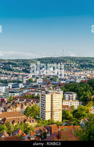 Vista panoramica della città di Stoccarda Germania i moderni grattacieli sotto la tradizionale architettura storica Foto Stock