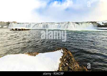 In Islanda il landmark Faxafoss cascate lungo il Golden Circle Route in Islanda in un paesaggio invernale con la neve e il ghiaccio. Foto Stock