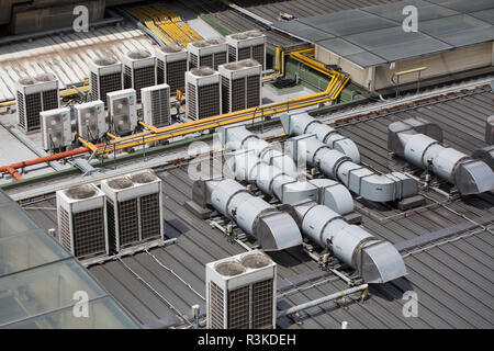 Ventilazione e aria condizionata installate ordinatamente su un tetto di un edificio commerciale. Singapore Foto Stock