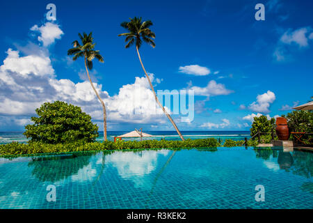 La piscina al Hilton Doubletree Resort e Spa, Mahe, Repubblica delle Seicelle, Oceano Indiano. Foto Stock